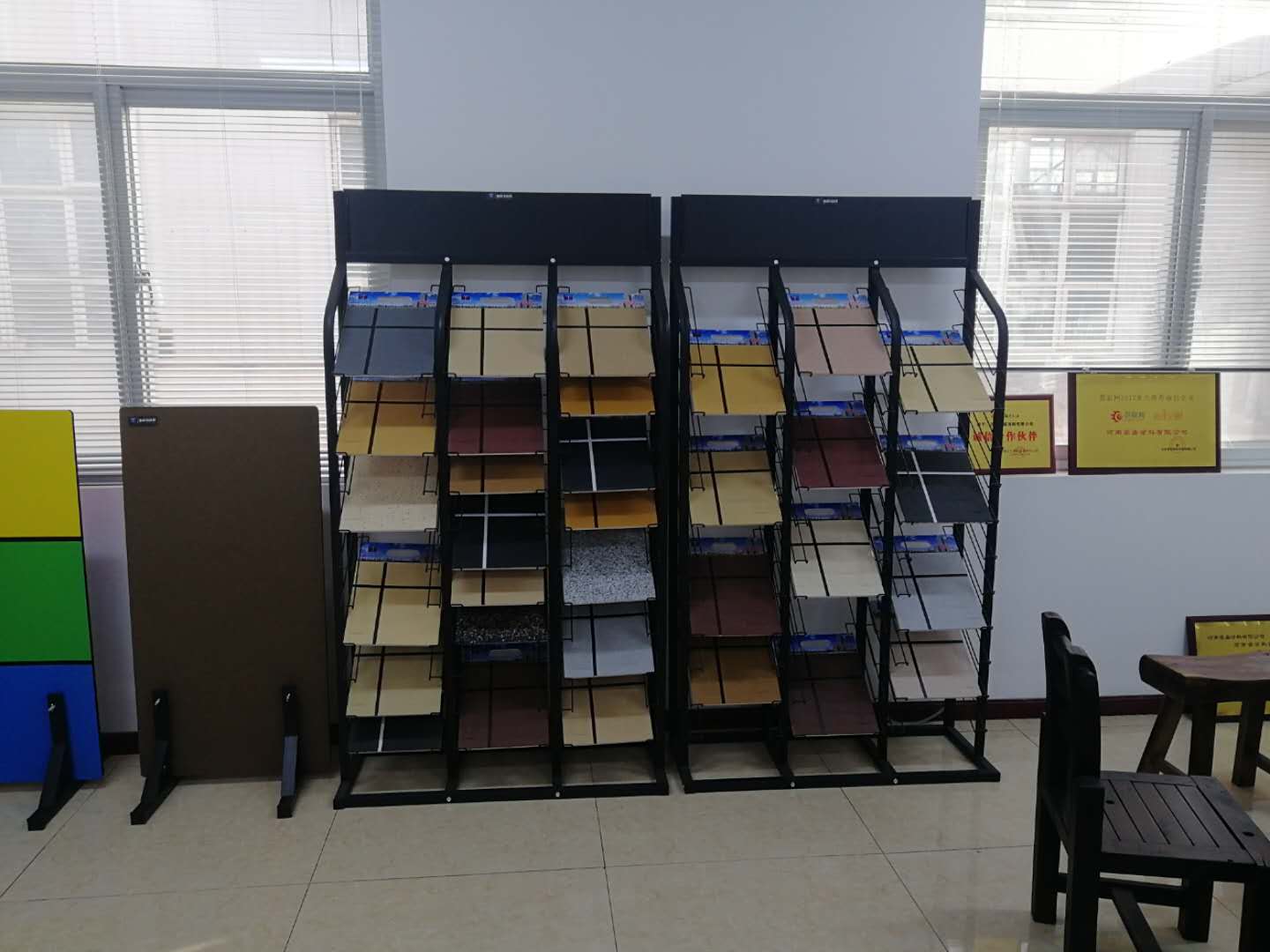 ?冠晶石和水包砂外墻涂料的區(qū)別，你知道多少